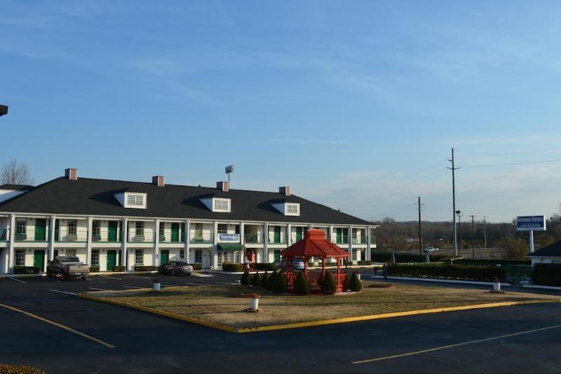 Baymont By Wyndham Commerce Ga Near Tanger Outlets Mall Экстерьер фото